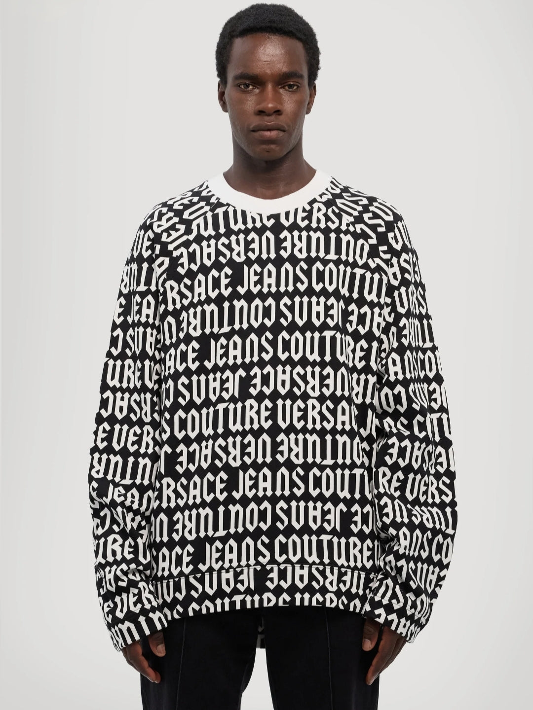 Felpa nera Versace Jeans Couture con stampa logo all over – stile streetwear di lusso