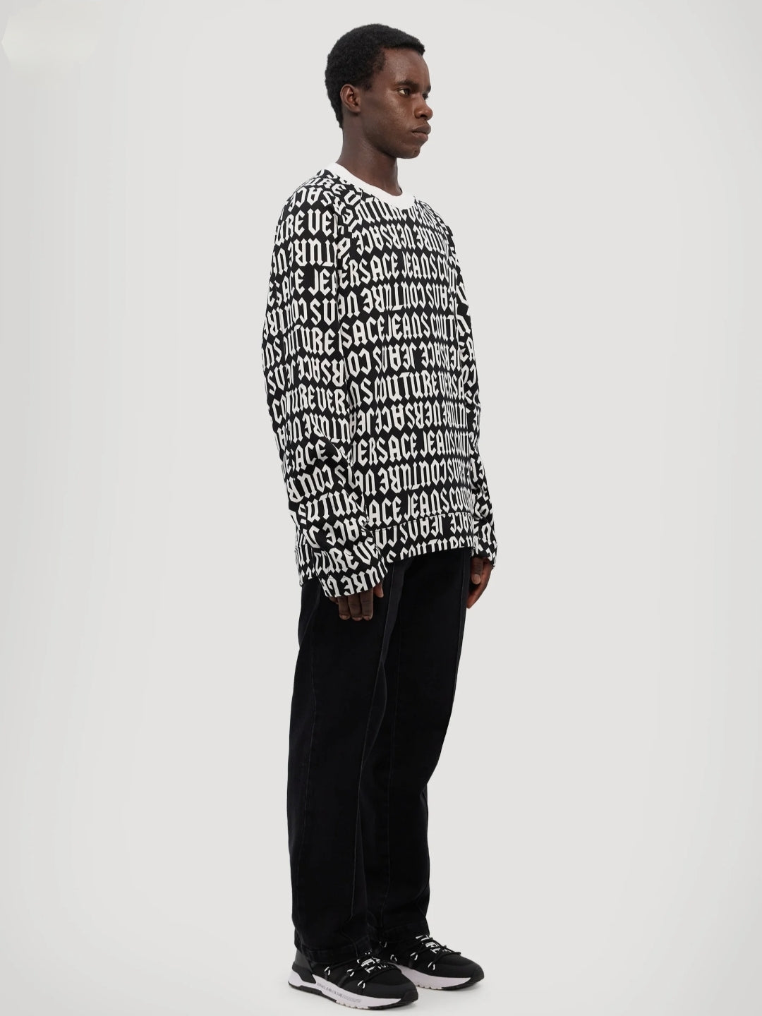 Felpa nera Versace Jeans Couture con stampa logo all over – stile streetwear di lusso