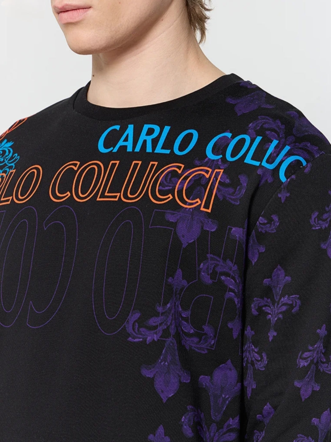 Felpa Uomo Carlo Colucci Nera Multicolor con Logo – Stile Iconico e Motivi Barocchi