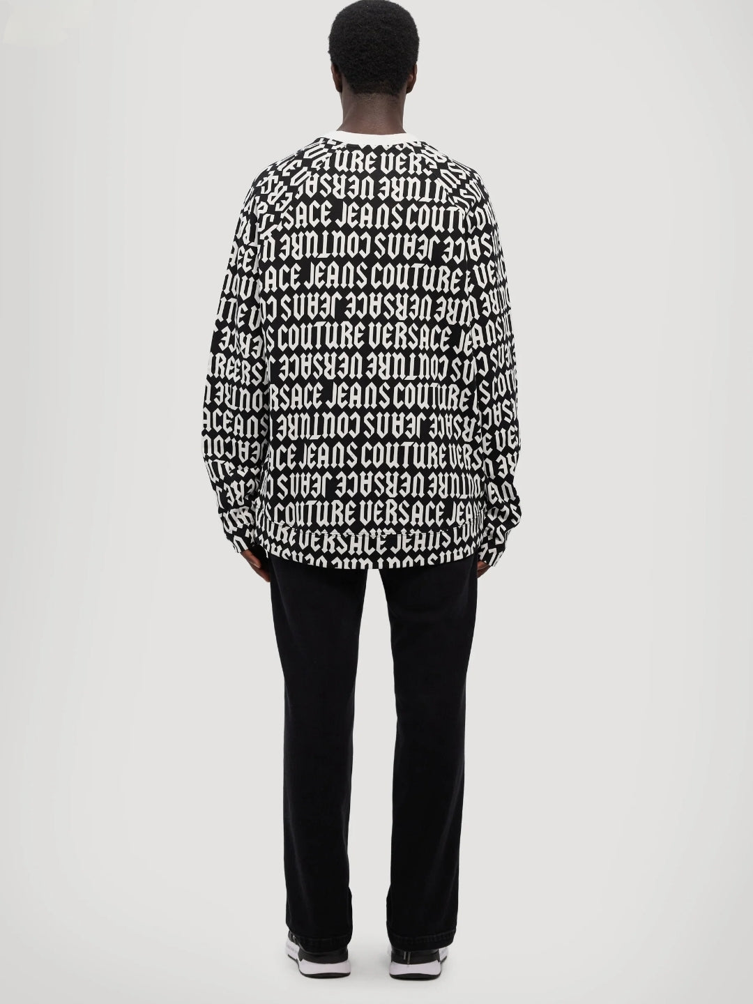 Felpa nera Versace Jeans Couture con stampa logo all over – stile streetwear di lusso