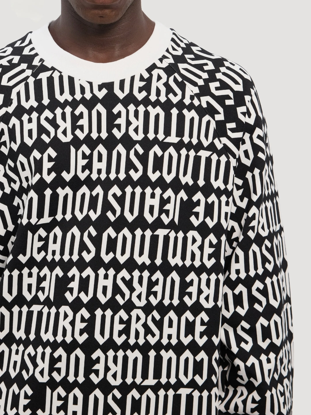 Felpa nera Versace Jeans Couture con stampa logo all over – stile streetwear di lusso