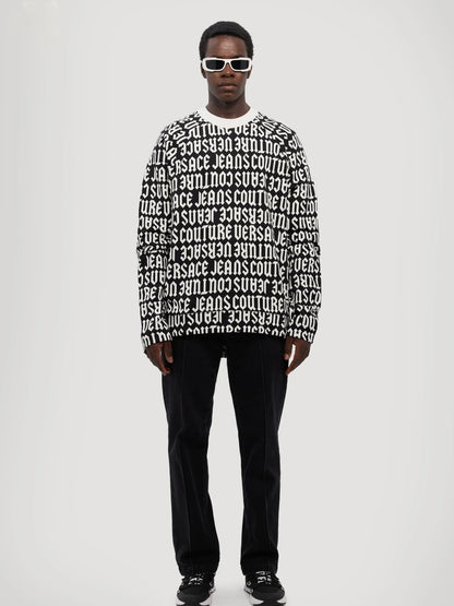 Felpa nera Versace Jeans Couture con stampa logo all over – stile streetwear di lusso