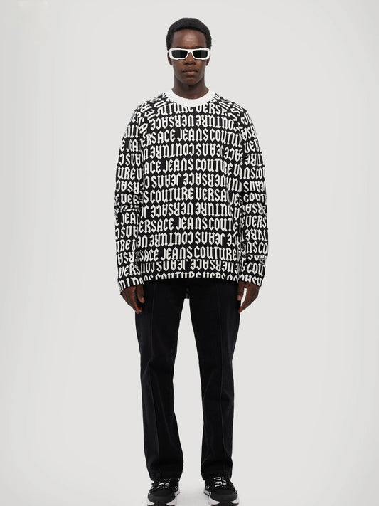 Felpa nera Versace Jeans Couture con stampa logo all over – stile streetwear di lusso